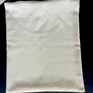 Cozy Earth re-useable storage bag. Perfect for storing clothes or purses.